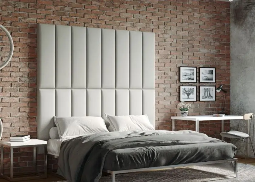 Kamar Hotel Mewah dengan Headboard Tinggi